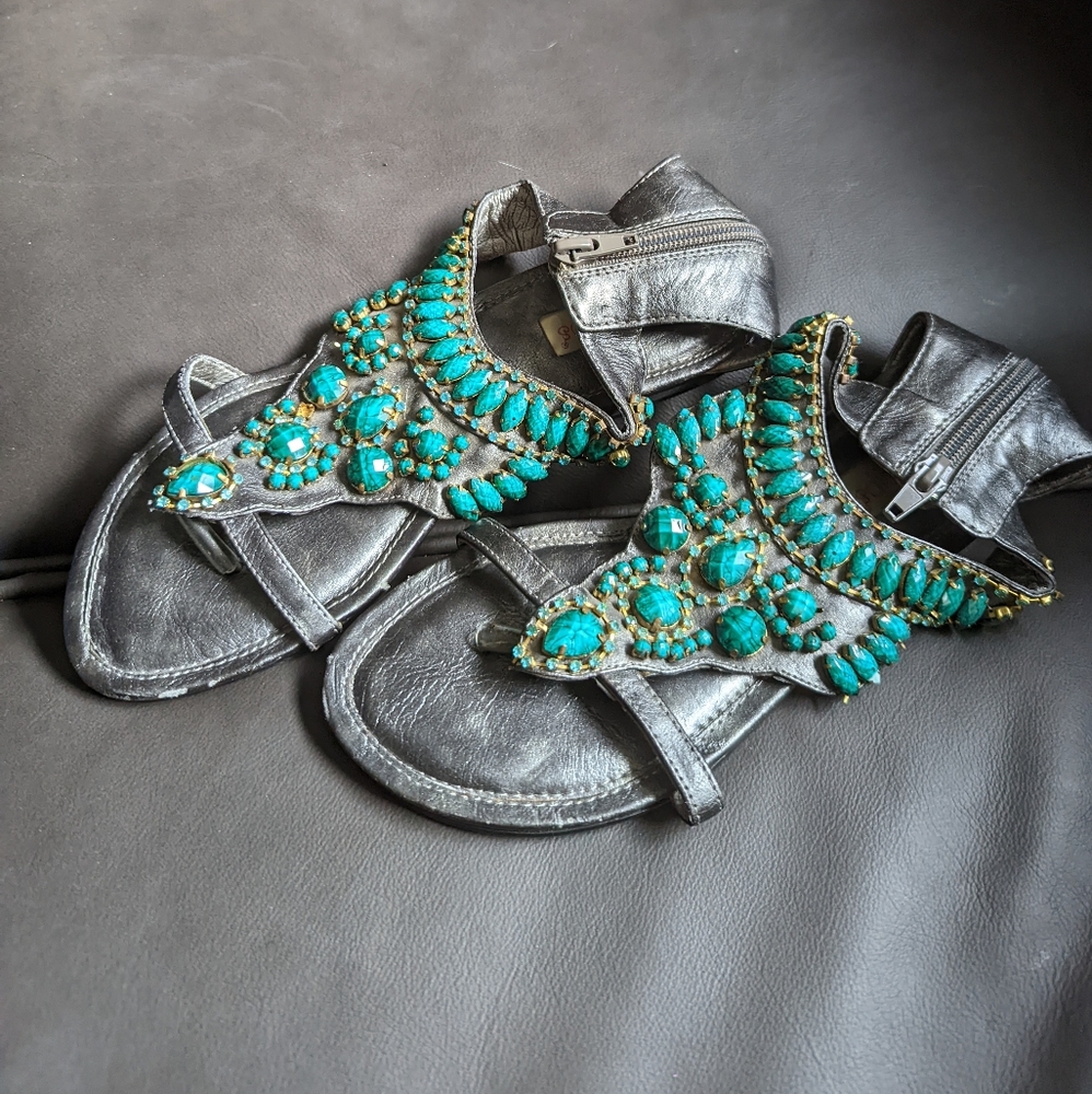 Two lips beaded sandals